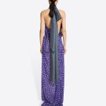 Elegancka sukienka z wiskozy pięknie układa się na sylwetce podczas wieczornych spotkań towarzyskich