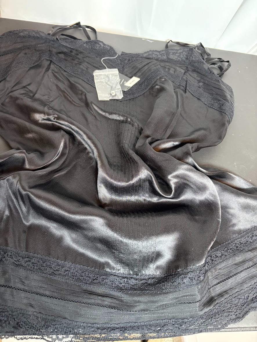 delikatne sukienki pierzemy ręcznie w letniej wodzie