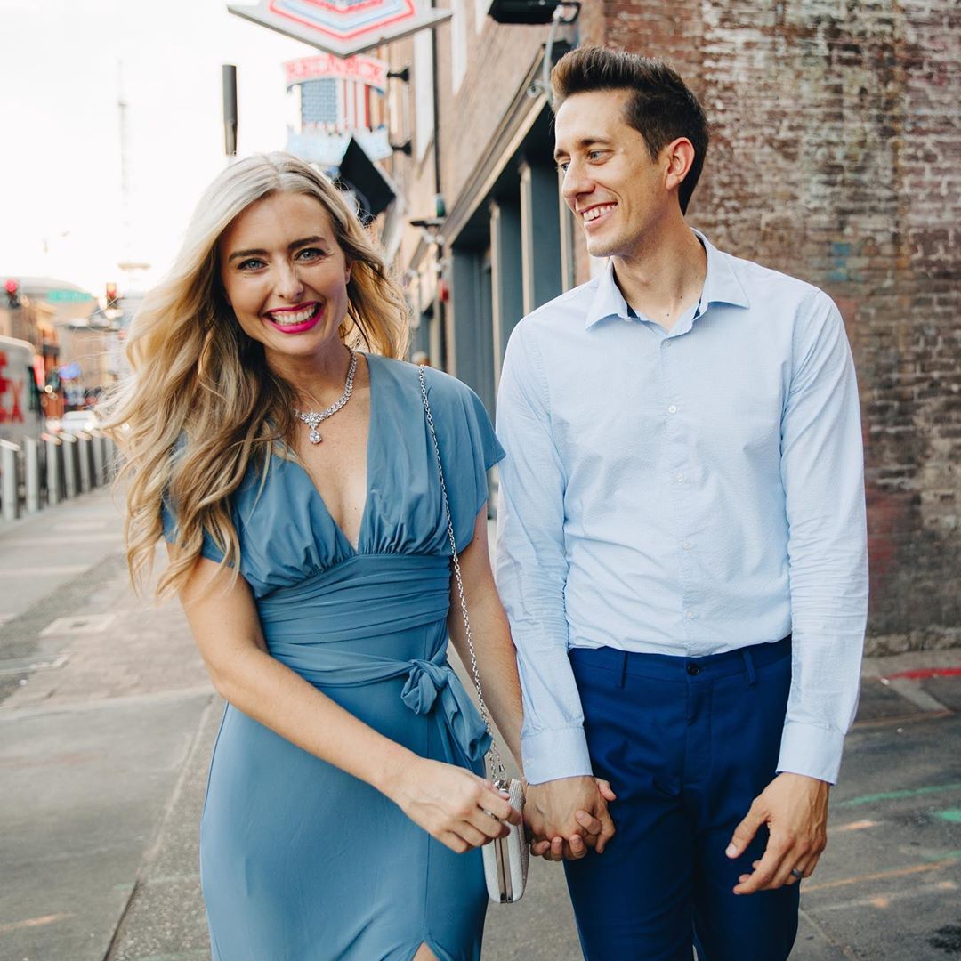 czerwona mini podkreśla jej zgrabne nogi