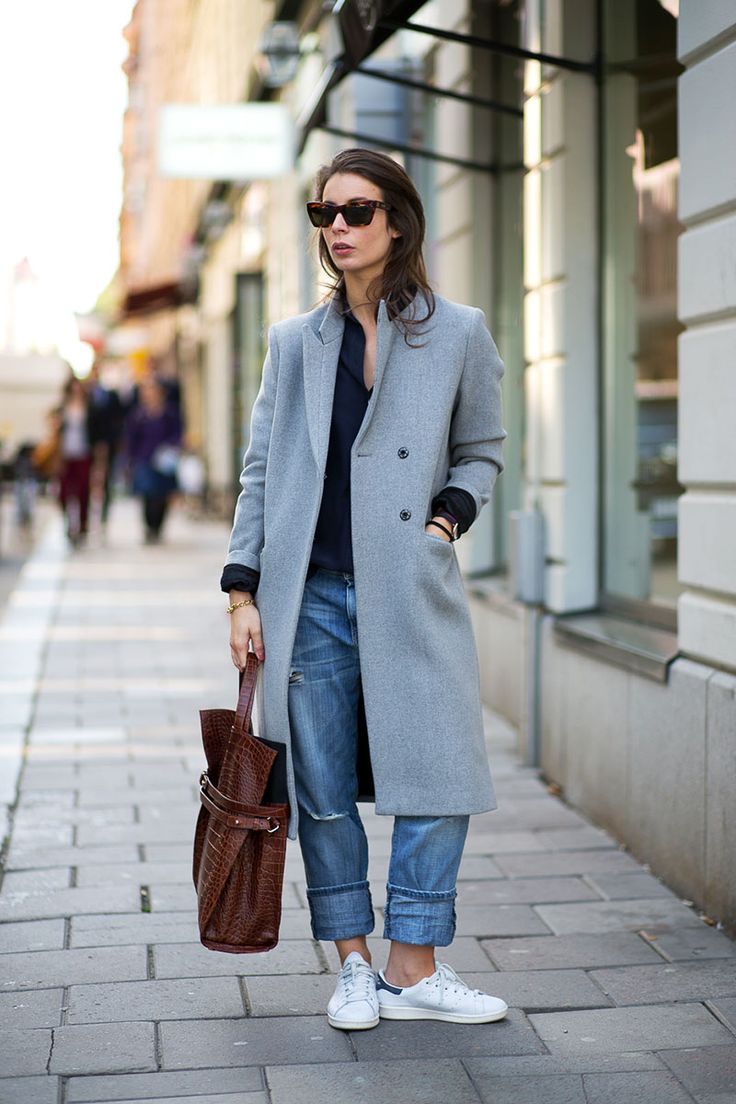 modelka z minimalistyczną bransoletką i naszyjnikiem w srebrze na tle minimalistycznego pokoju