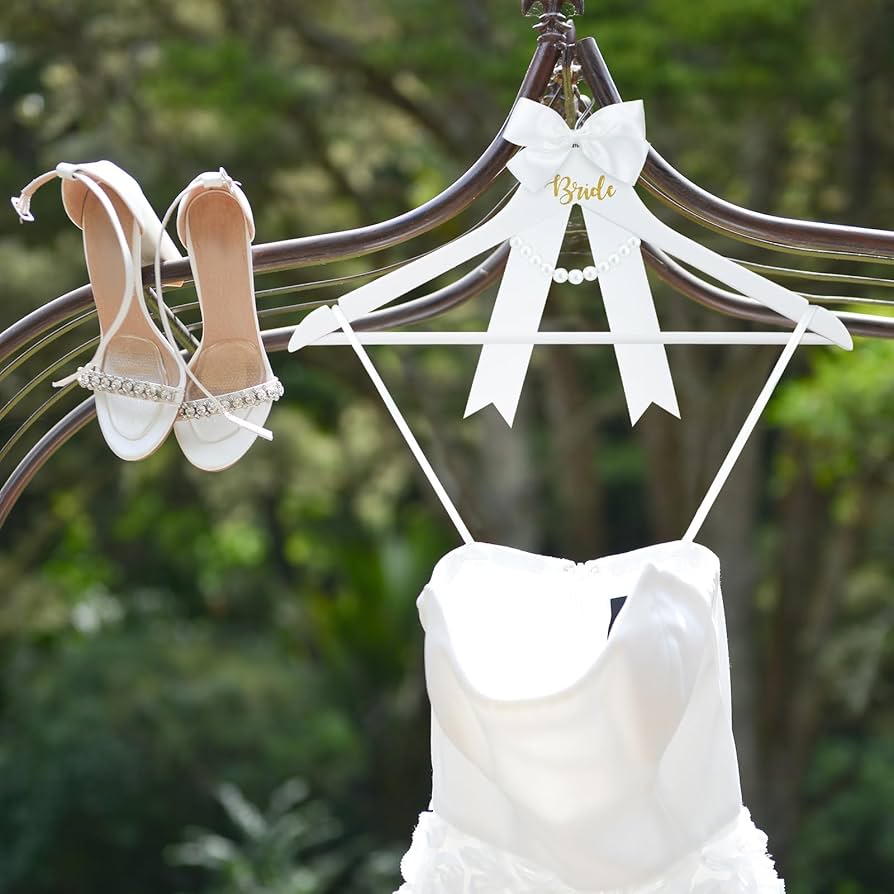 sucha sukienka na wieszaku lekko spryskana wodą przed prasowaniem parowym