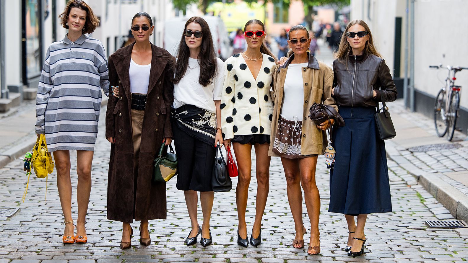 kobieta trzyma płócienną torbę tote z płótnem obok roweru w kawiarni