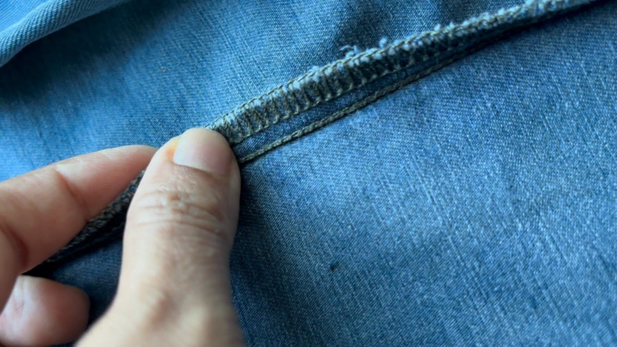 solidne metalowe guziki mocno przyszyte do wełnianego płaszcza