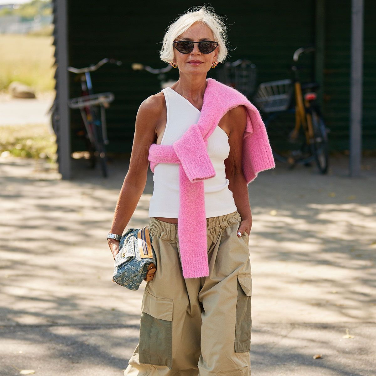 młoda kobieta w grubym chunky swetrze z wełny merino pozuje na tle morza