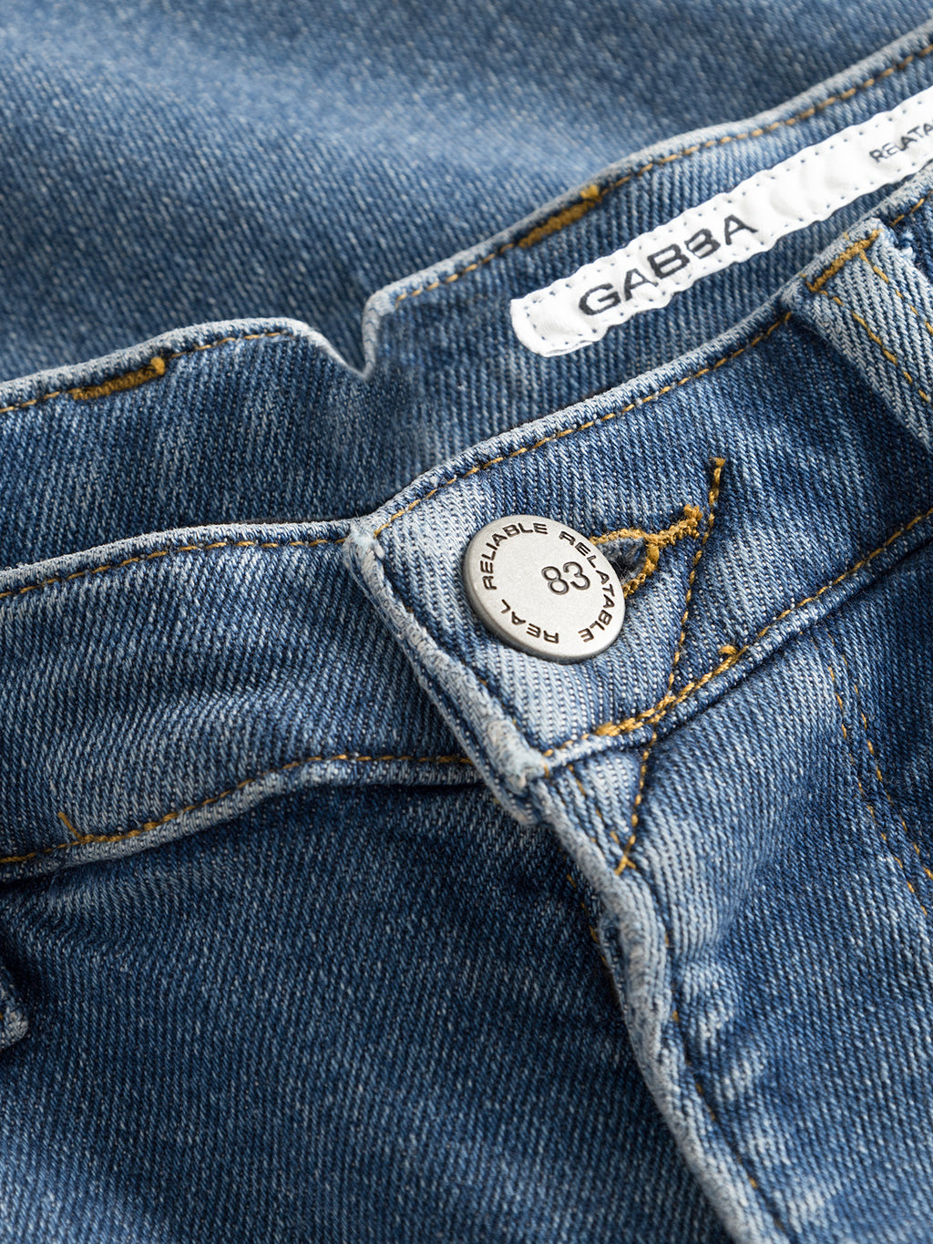 metka z czytelnymi informacjami o składzie na białej bluzce