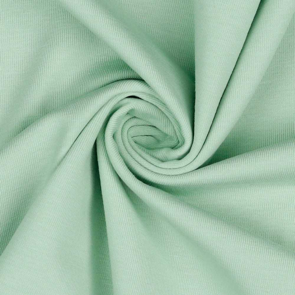 ręczne zbiory bawełny organicznej w polu rolnik ręcznie zbierający białe kłębki bawełny na organicznym polu