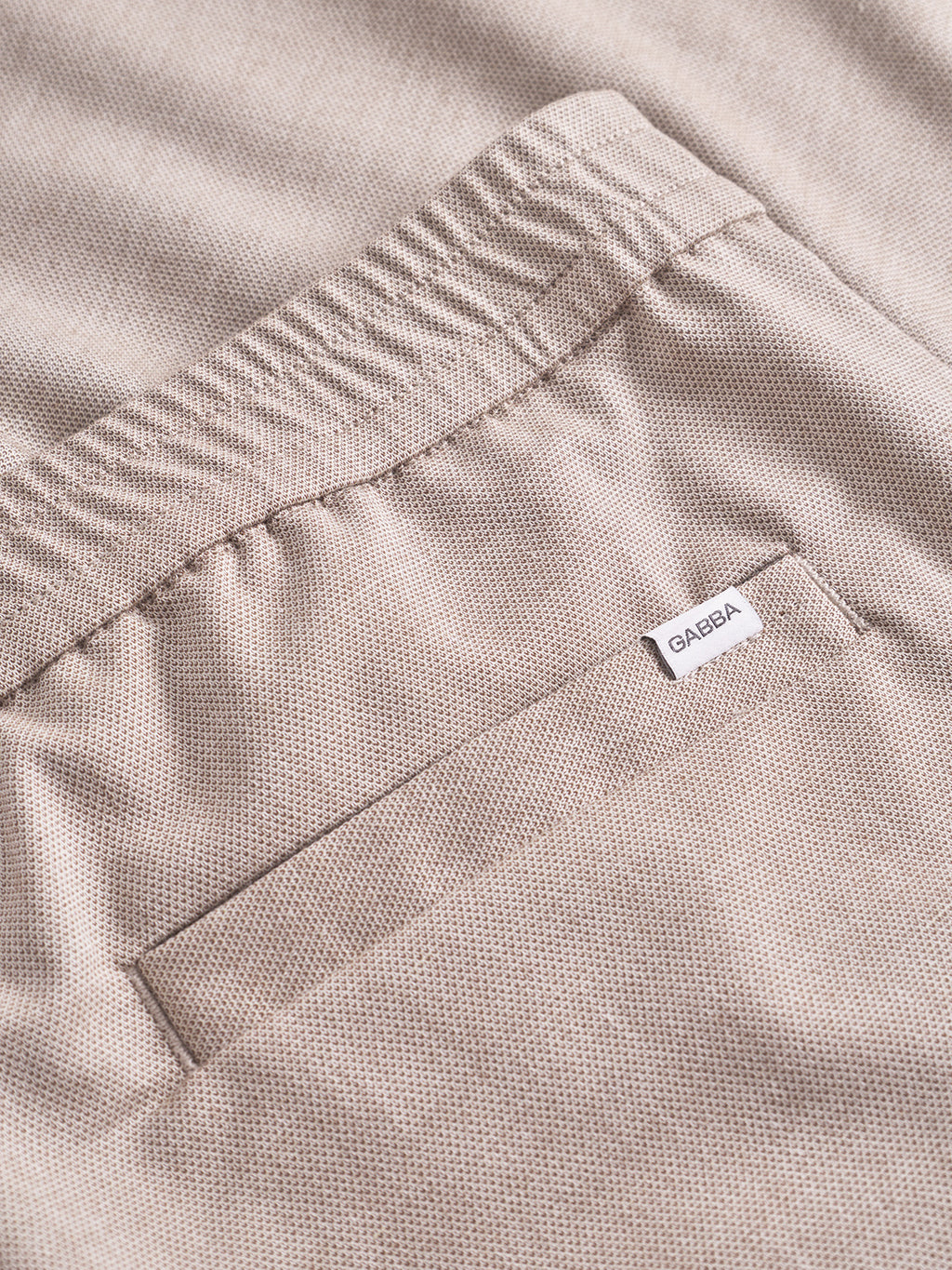 gładka satynowa podszewka widoczna wewnątrz czarnej marynarki