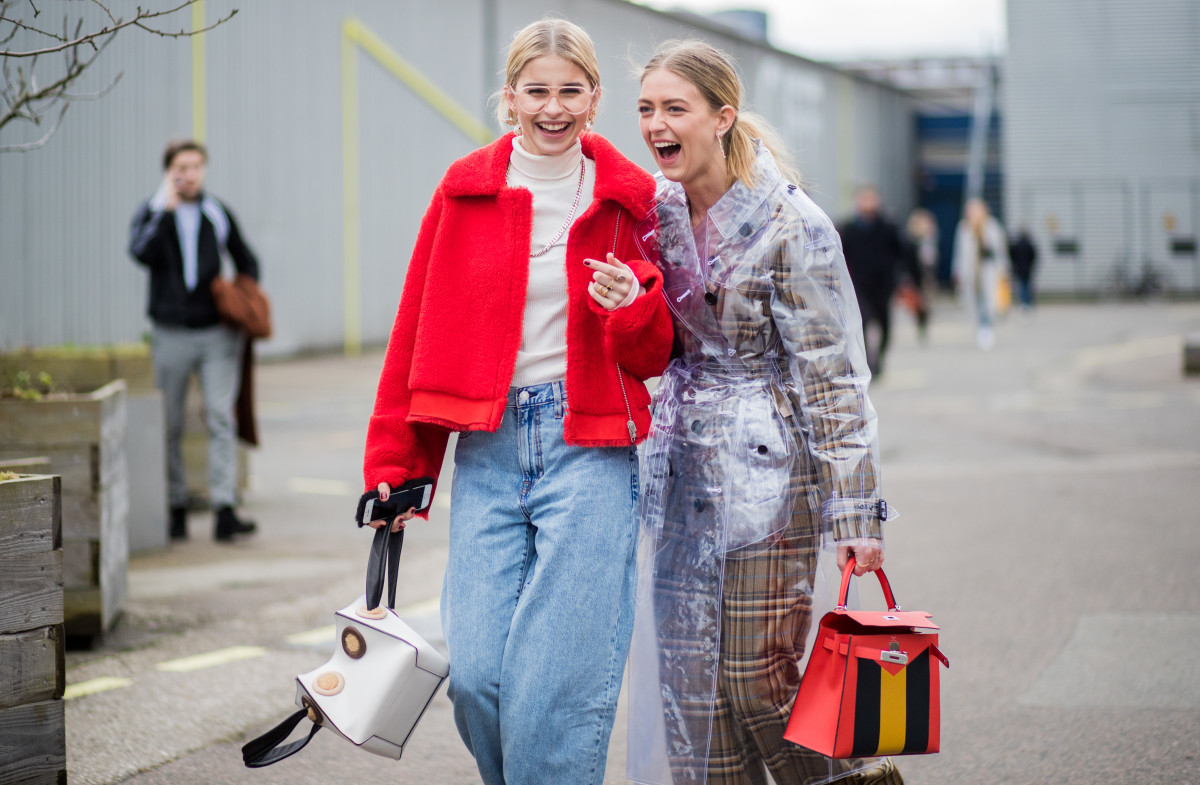 kobieta z naturalnymi blond włosami w prostym kucyku nosi szary płaszcz wool