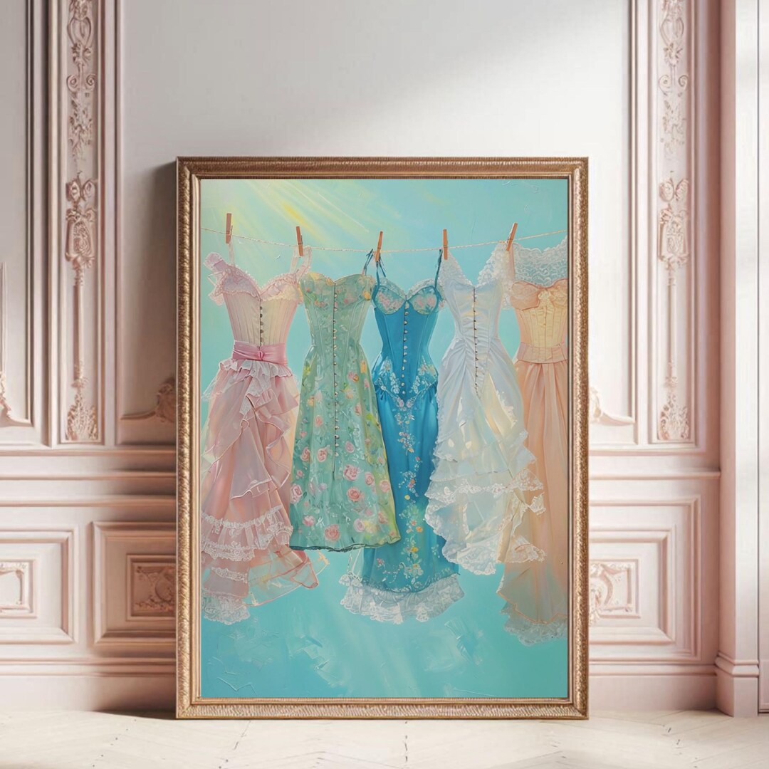 mężczyzna układa mokrą sukienkę na ręczniku z obciążnikami po bokach