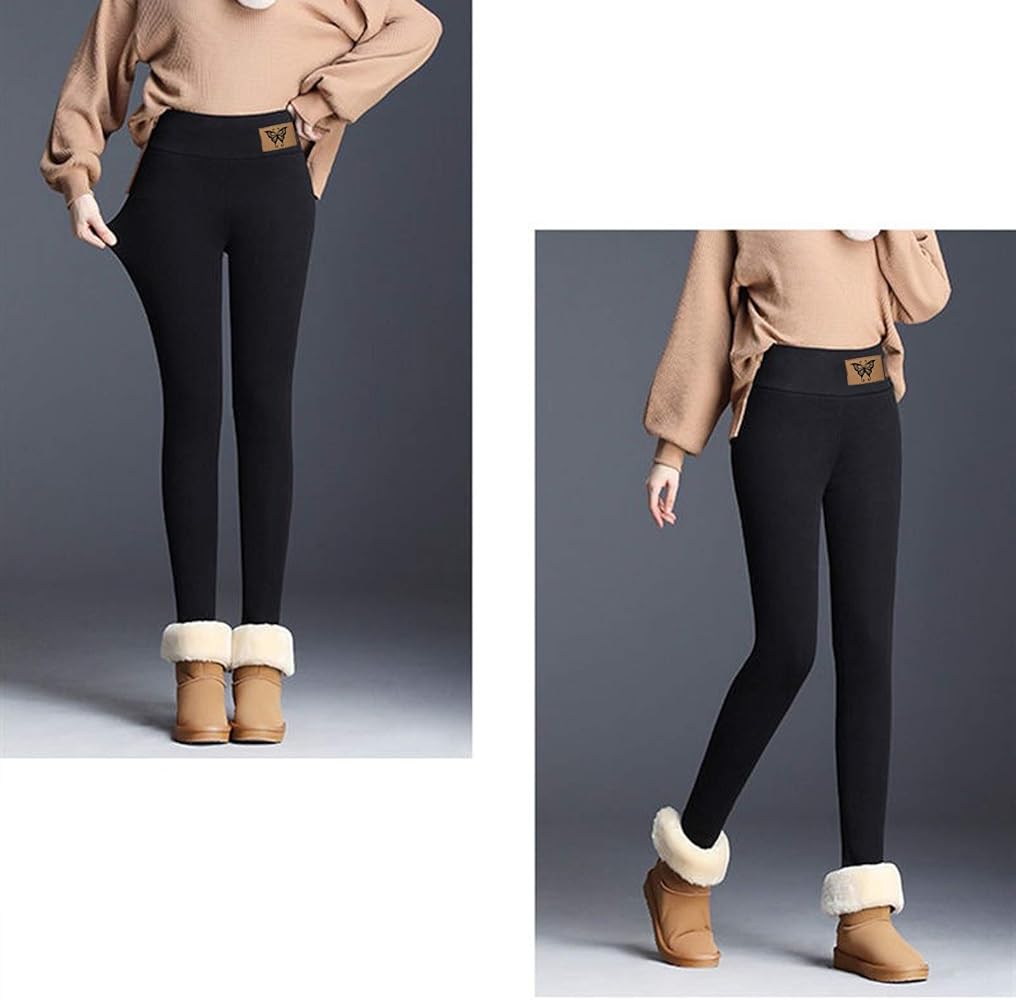 kobieta w komplecie dresowym siedzącą na podłodze z laptopem w pokoju dziennym