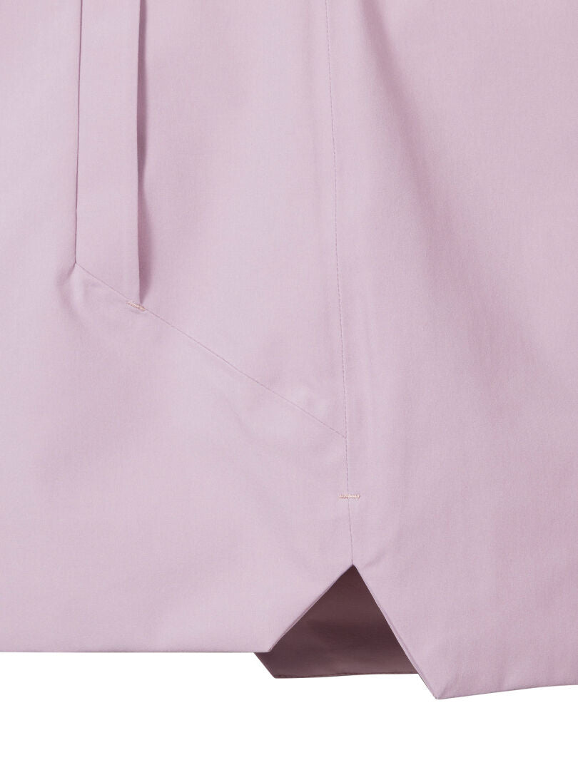 powiększony widok równych podwójnych szwów na granatowych jeansach