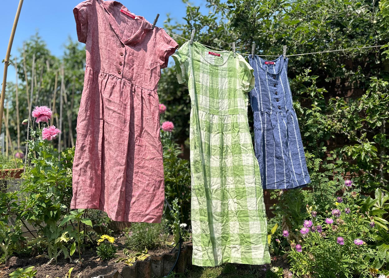 kobieta wyjmuje wilgotną sukienkę z pralki unikając suszarki bębnowej