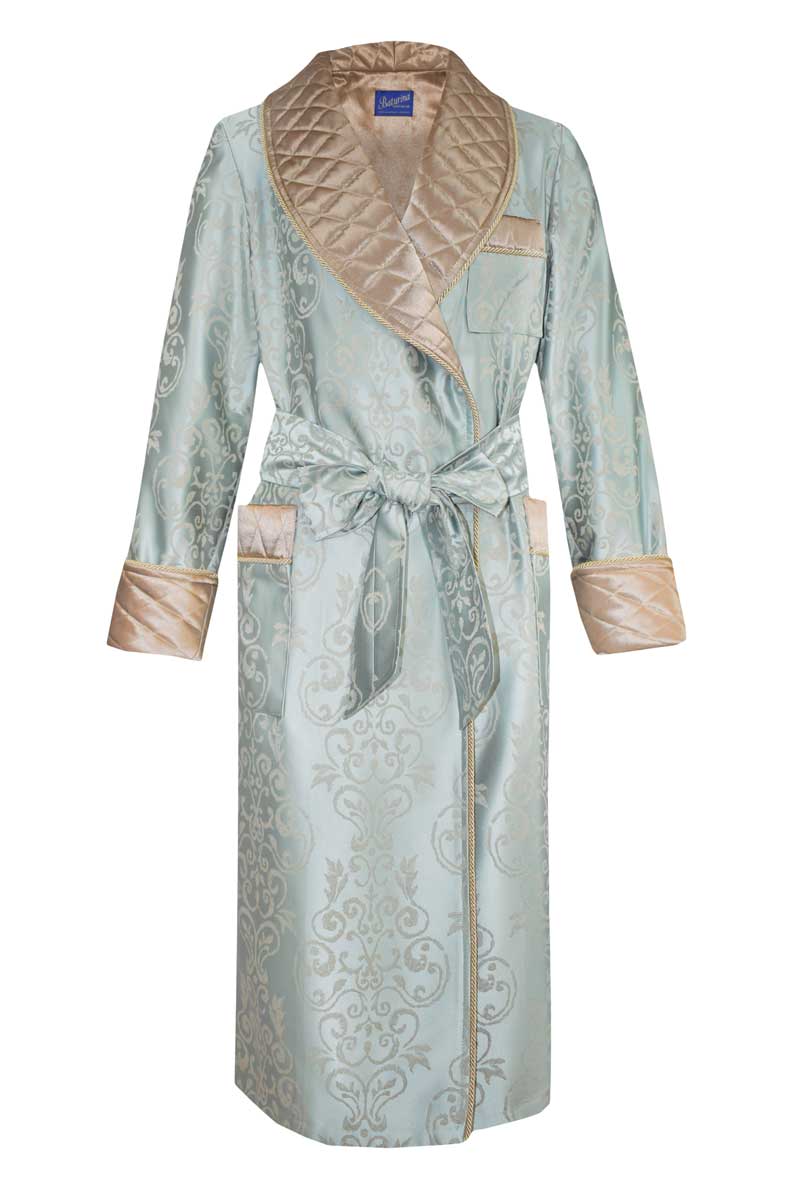 kobieta w bawełnianych legginsach i oversize swetrze pijąca herbatę przy stole