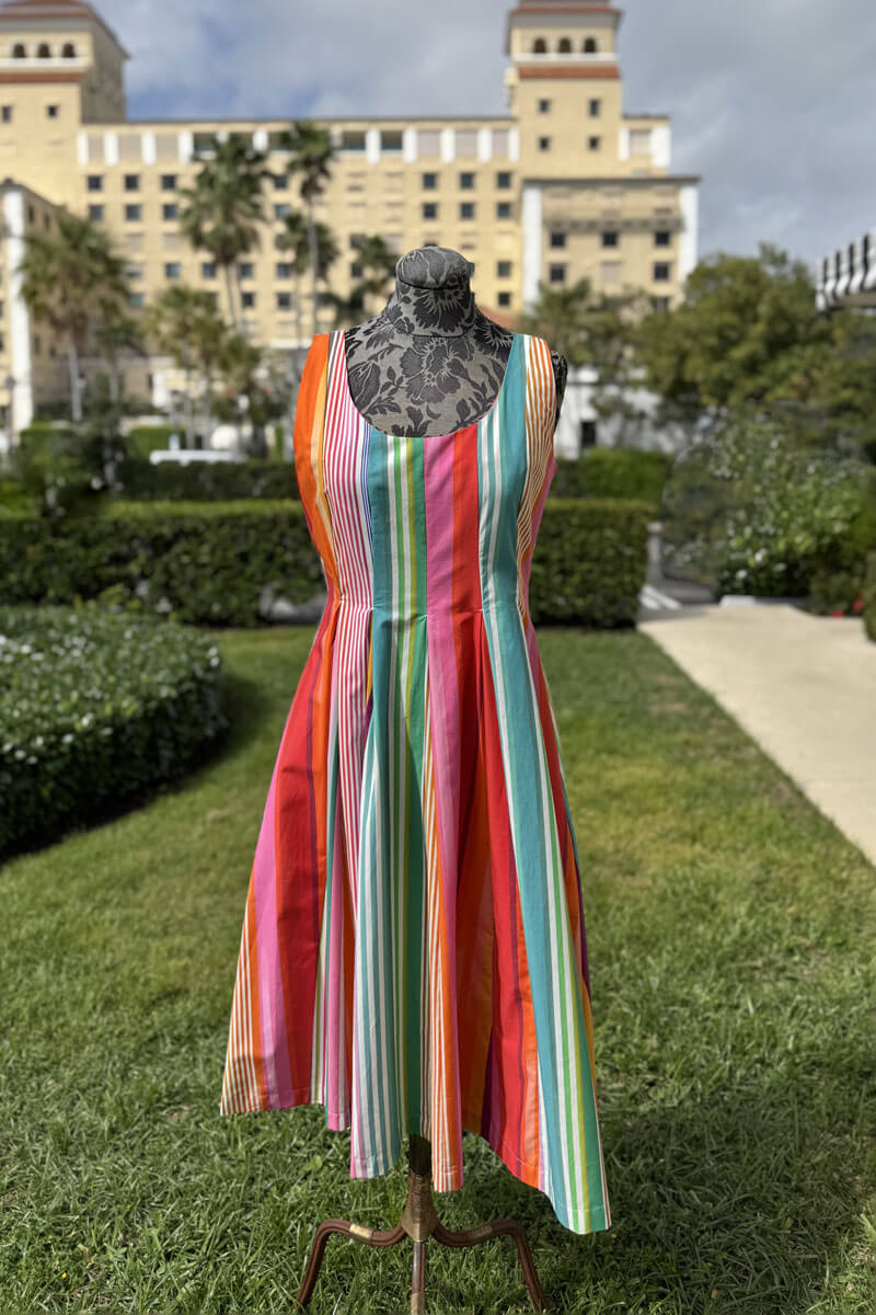 sukienka rozłożona płasko na suszarce rozciągniętej na stole w kuchni