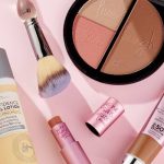 naturalna paleta mineralnego makijażu z zielonymi i brązowymi odcieniami